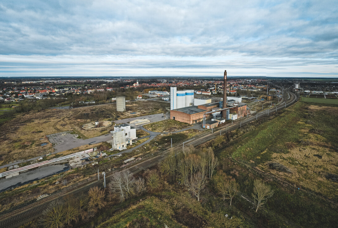 Zu sehen ist ein Luftbild des Areals der alten Zuckerfabrik in Delitzsch, wo nun ein Gewerbegebiet entwickelt wird u.a. für das neue Chemnie-Großforschungszentrum