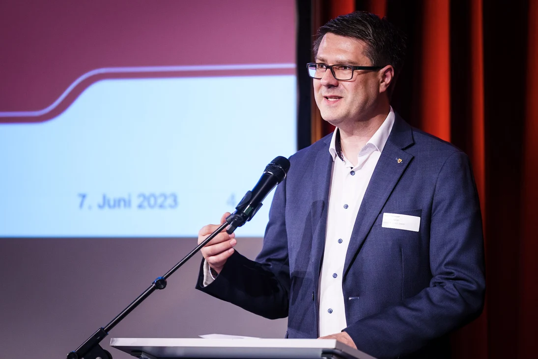 Der Döbelner Oberbürgermeister Sven Liebhauser begrüßt als "Hausherr" die Teilnehmenden