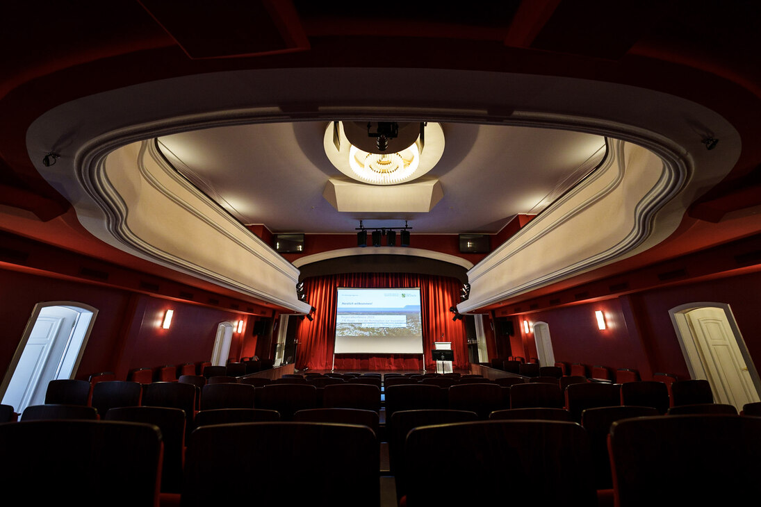 Großer Saal mit Decke im Theater Döbeln
