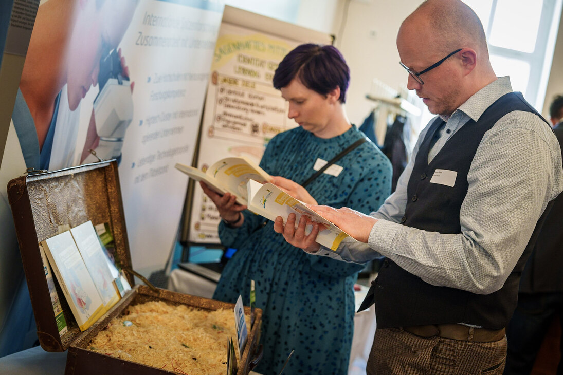 Tagungsteilnehmer am Ausstellungstand des Landkreis Mittelsachsen mit dem Projekt "Sagenhaftes Mittelsachsen"