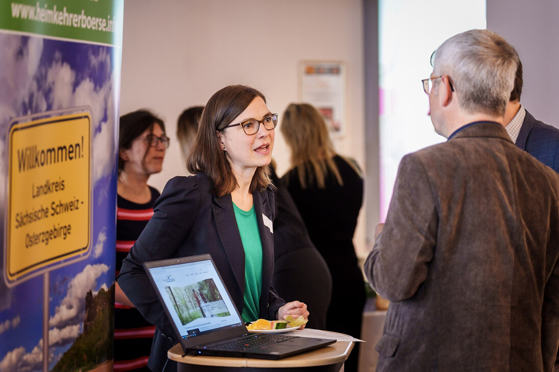 Christin Ufer stellt am Stand des Landkreises Sächsische Schweiz/Osterzgebirge stellt interessierten Besuchern das FR-Regio Projekt Heimkehrerbörse vor.