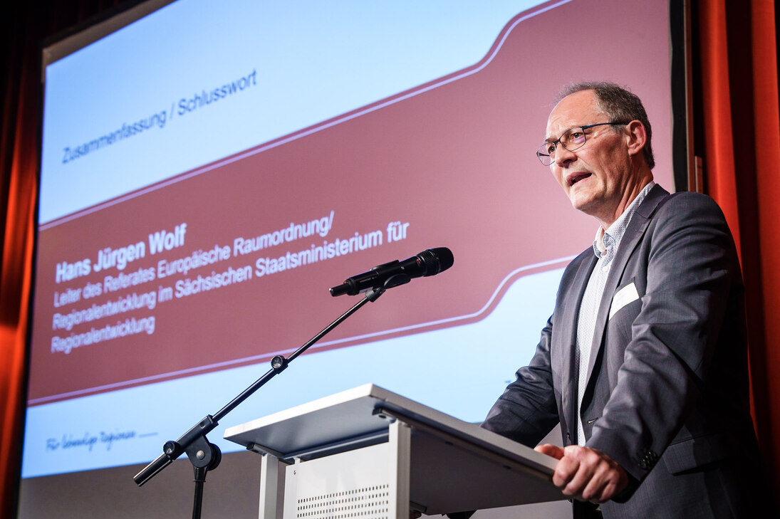 Hans Jürgen Wolf vom Sächsischen Staatsministerium für Regionalentwicklung erläutert die Neuerungen in der Förderrichtlinie Regionalentwicklung (FR-Regio)