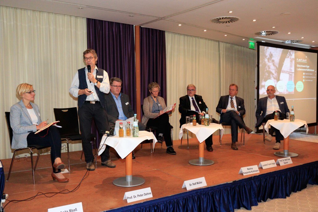 Professor Dehne spricht im Rahmen der Podiumsdiskussion