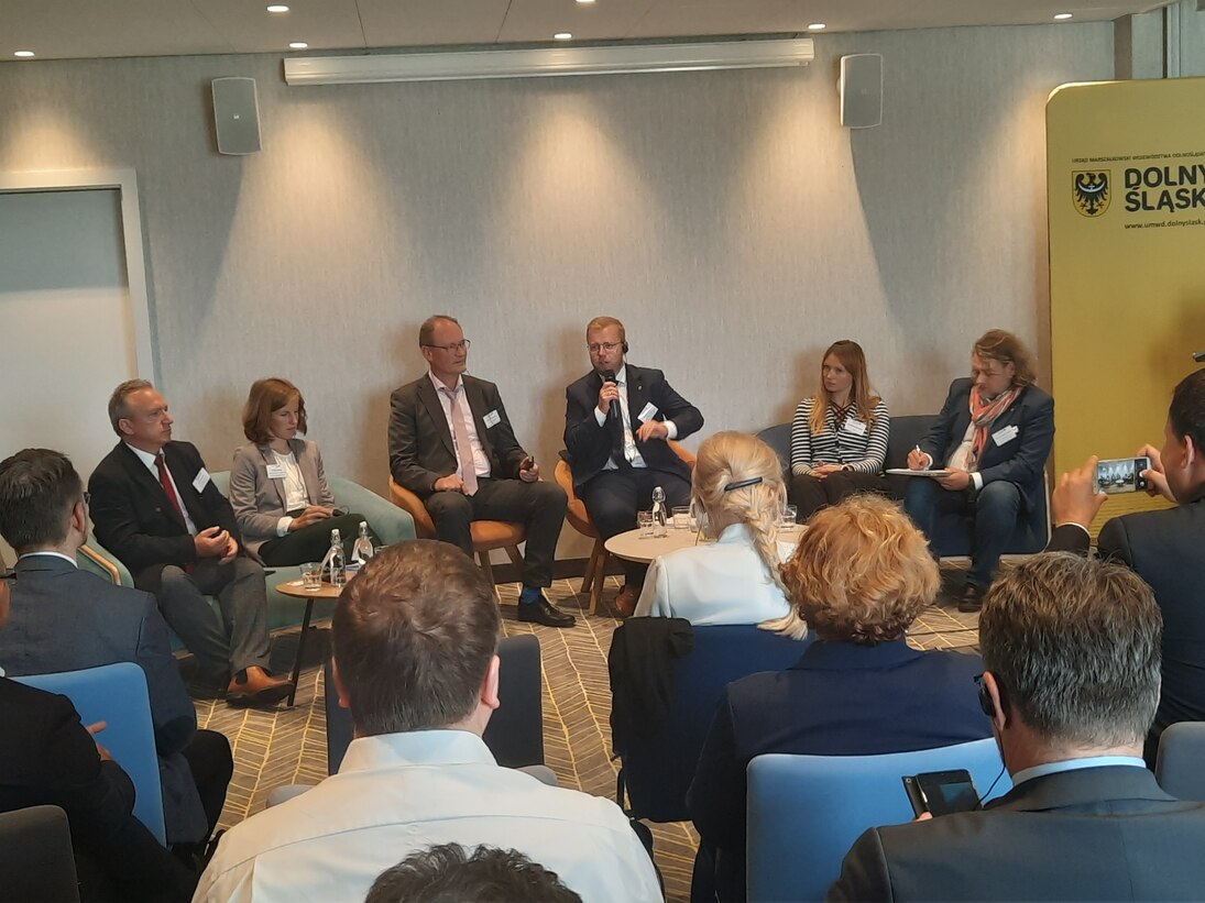 Blick auf die Teilnehmer der Podiumsdiskussion