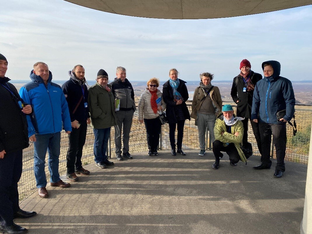 Gruppenbild auf den Aussichtsturm am Tagebau Nochten