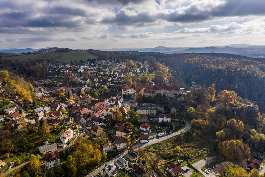 Blick auf Hohnstein zwischen Bergen und Wald