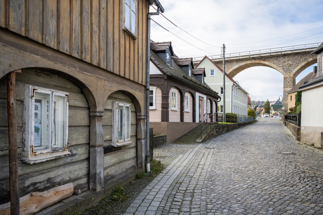 Blick auf die schirgiswalder Umgebindehäuser und die Brücke im Hintergrund