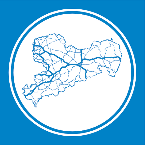 Die Fläche des Freistaates Sachsen mit den wichtigsten Straßen auf weißem Hintergrund umgeben von einem blauen Kreis umrahmt von einem blauem Quadrat.