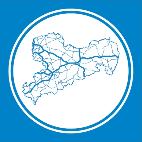 Die Fläche des Freistaates Sachsen mit den wichtigsten Straßen auf weißem Hintergrund umgeben von einem blauen Kreis umrahmt von einem blauem Quadrat.