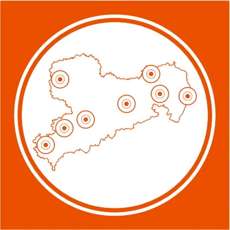 Die Fläche des Freistaates Sachsen mit den Oberzentren auf weißem Hintergrund umgeben von einem orangen Kreis umrahmt von einem organgen Quadrat.