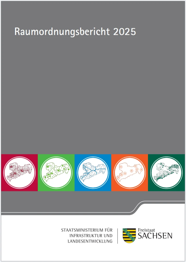 Das Titelbild des Raumordnungsberichtes 2025 mit grauem Hintergrund und weißer Überschrift sowie die fünf Logos der Kapitel in einer waagerechten Reihen im unteren Drittel des Deckblattes.